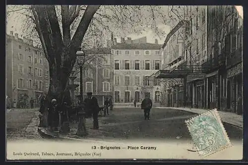 AK Brignoles, Place Caramy avec passants et bâtiments historiques