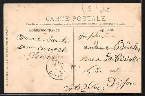AK Brignoles, Place Caramy avec passants et bâtiments historiques