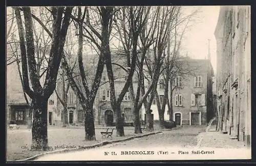 AK Brignoles, Place Sadi-Carnot avec arbres et bâtiments historiques