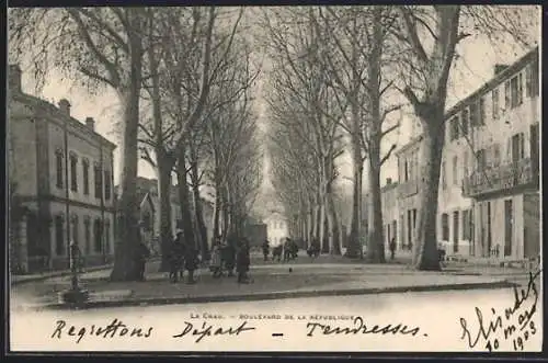 AK La Crau, Boulevard de la République avec arbres et passants