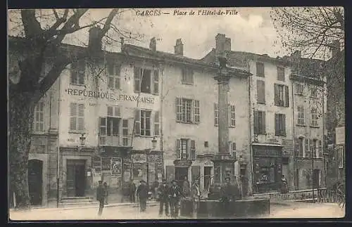 AK Garcès, Place de l`Hôtel-de-Ville avec fontaine et bâtiments historiques