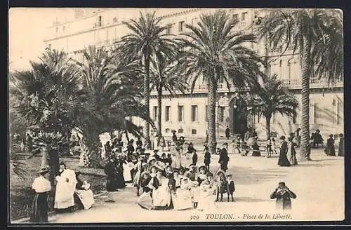 AK Toulon, Place de la Liberté avec palmiers et passants élégants