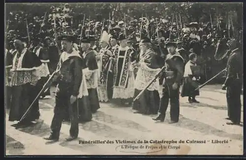 AK Fréjus, Funérailles des Victimes de la Catastrophe du Cuirassé Liberté, L`Évêque de Fréjus et le Clergé