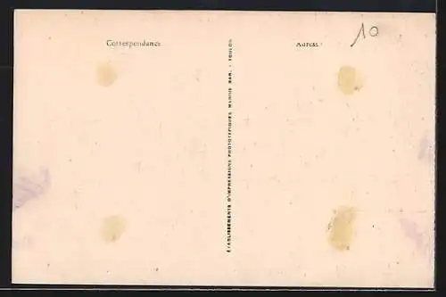 AK Saint-Maximin, Place Malherbe avec allée d`arbres et passants