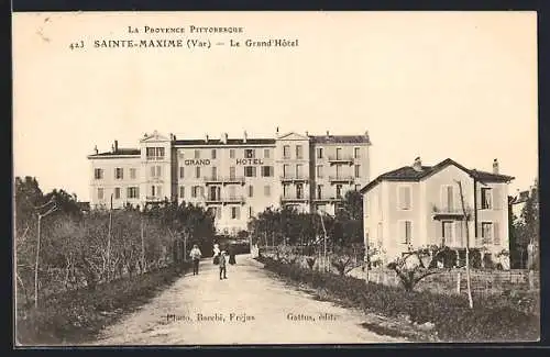 AK Sainte-Maxime, Le Grand Hôtel et chemin bordé d`arbres