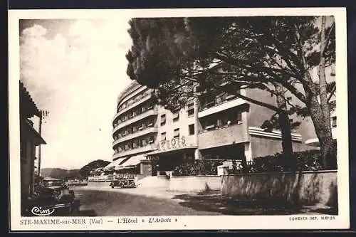 AK Ste-Maxime-sur-Mer, L`Hôtel L`Arbois avec voitures anciennes devant