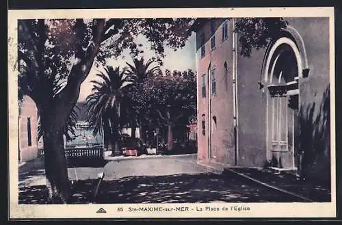 AK Sainte-Maxime, La Place de l`Église avec palmiers et architecture historique