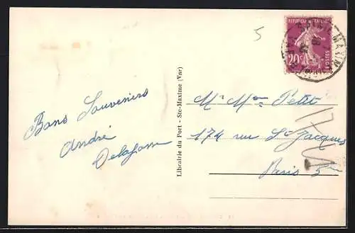 AK Sainte-Maxime, La Place de l`Église avec palmiers et architecture historique