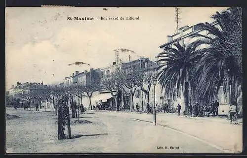 AK Saint-Maxime, Boulevard du Littoral avec palmiers et passants