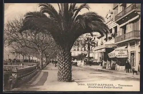 AK Saint-Raphaël, Terrasses du Boulevard Félix-Martin
