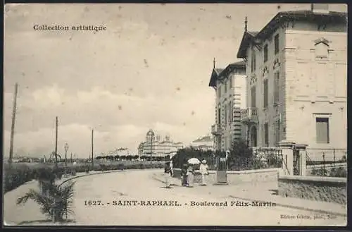AK Saint-Raphaël, Boulevard Félix-Martin avec passants et bâtiments historiques