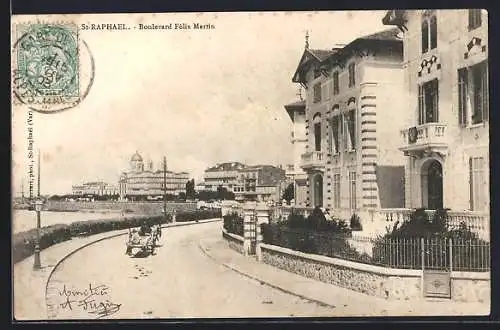 AK Saint-Raphaël, Boulevard Félix Martin avec calèche et bâtiments élégants