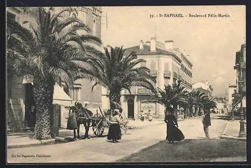 AK Saint-Raphaël, Boulevard Félix-Martin avec palmiers et passants