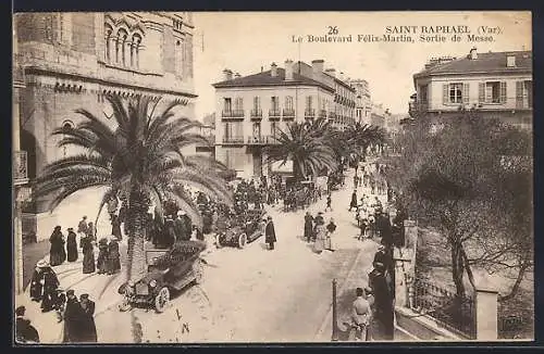 AK Saint Raphaël, Le Boulevard Félix-Martin, Sortie de Messe