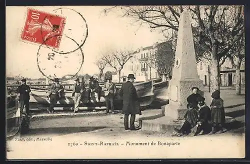 AK Saint-Raphaël, Monument de Bonaparte avec des personnes posant près d`une rangée de barques