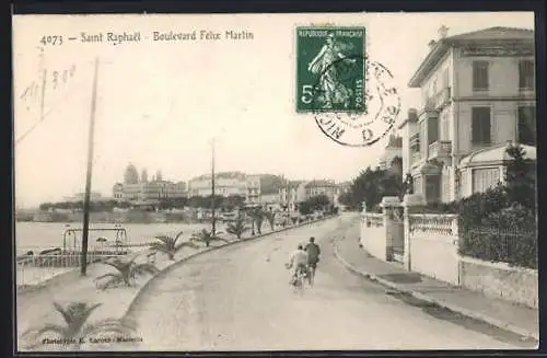 AK Saint Raphaël, Boulevard Félix Martin avec vue sur le bord de mer et les villas élégantes