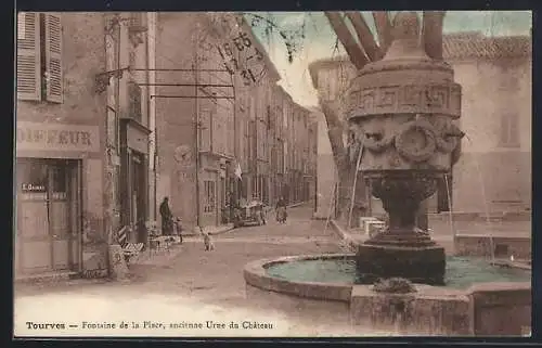 AK Tourves, Fontaine de la Place, ancienne Urne du Château