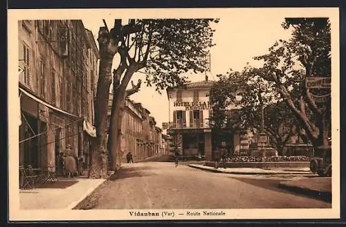 AK Vidauban, Route Nationale avec l`Hôtel de la Poste et arbres bordant la rue