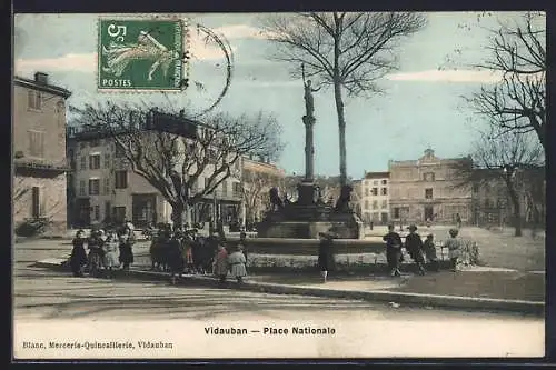 AK Vidauban, Place Nationale avec fontaine et enfants jouant