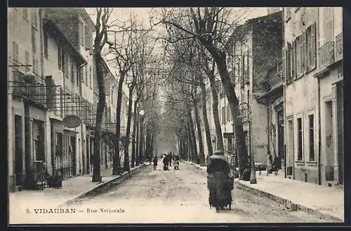 AK Vidauban, Rue Nationale animée avec passants et arbres alignés
