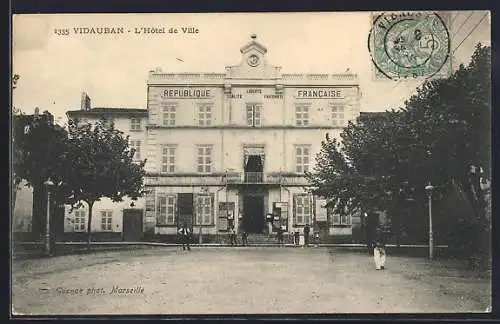 AK Vidauban, L`Hôtel de Ville et la place animée devant le bâtiment