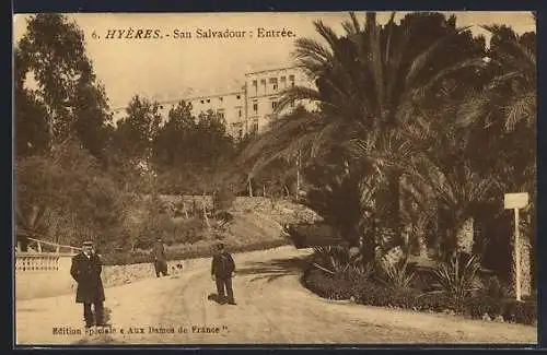 AK Hyères, Entrée de San Salvadour avec palmiers et passants