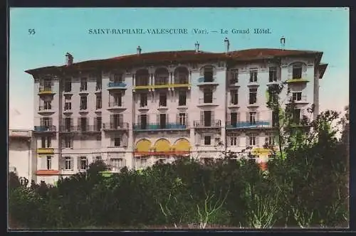 AK Saint-Raphaël-Valescure, Le Grand Hôtel majestueux dans la verdure
