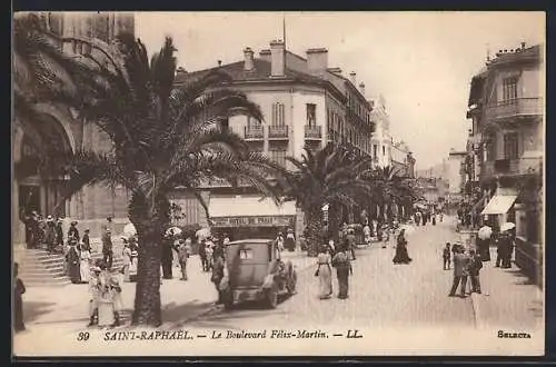 AK Saint-Raphaël, Le Boulevard Félix-Martin avec palmiers et passants