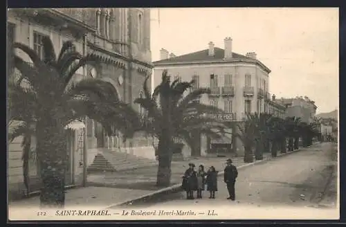 AK Saint-Raphaël, Le Boulevard Henri-Martin avec palmiers et passants