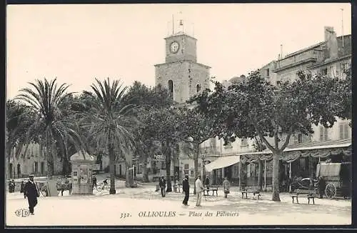 AK Ollioules, Place des Palmiers avec tour de l`horloge et scène de vie quotidienne