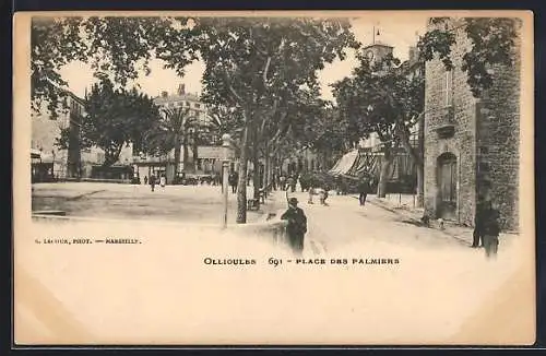 AK Ollioules, Place des Palmiers animée avec passants et arbres