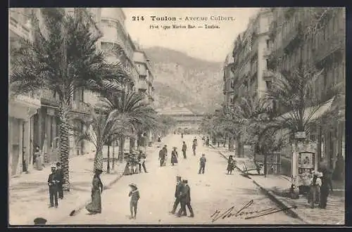 AK Toulon, Avenue Colbert animée avec palmiers et passants