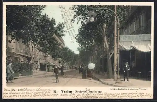 AK Toulon, Boulevard Strasbourg animé avec passants et arbres