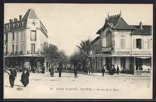 AK Hyères, Avenue de la Gare avec hôtel et passants en promenade