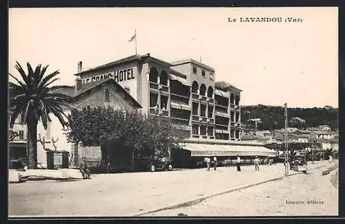 AK Le Lavandou, Vue du Grand Hôtel et de la rue animée