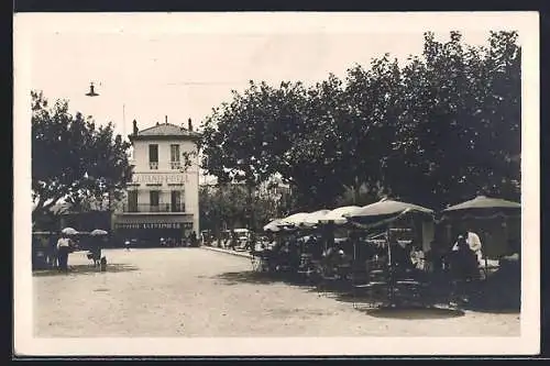 AK Le Lavandou, Rue Ernest Reyer avec Grand Hôtel et terrasses ombragées