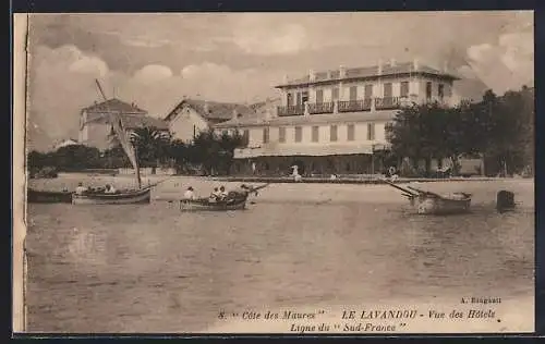 AK Le Lavandou, Vue des Hôtels et barques sur la Côte des Maures