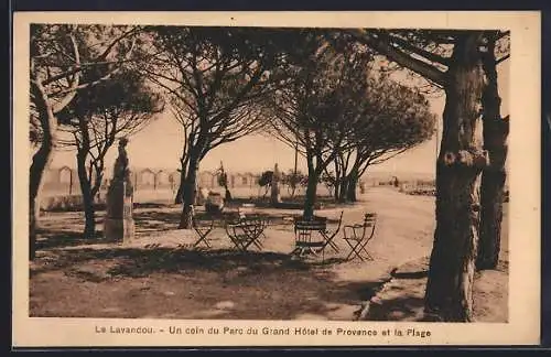 AK Le Lavandou, Un coin du Parc du Grand Hôtel de Provence et la Plage