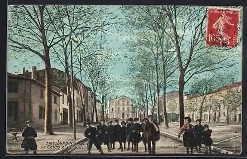 AK Lorgues, Le Cours de l`école avec des enfants jouant sous les arbres