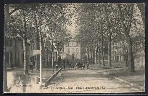 AK Lorgues, Place d`Entrechaux avec arbres et bâtiments historiques