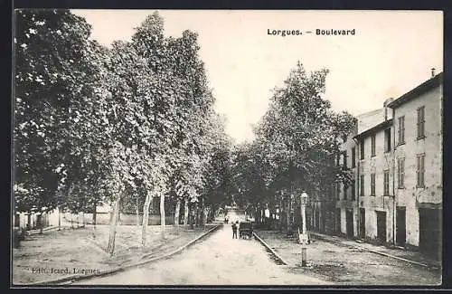 AK Lorgues, Boulevard ombragé avec passants et bâtiments adjacents