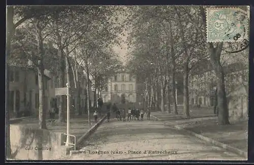 AK Lorgues, Place d`Entrechaux avec allée bordée d`arbres et bâtiment en arrière-plan