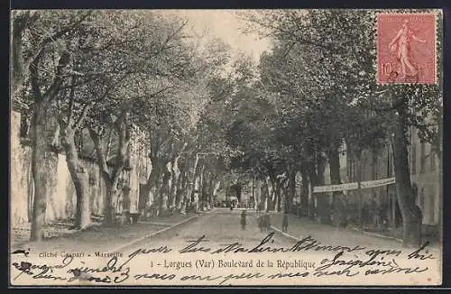 AK Lorgues, Boulevard de la République avec allée d`arbres et promeneurs
