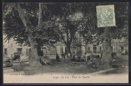 AK Le Luc, Place du Marché avec arbres imposants et habitants sur la place