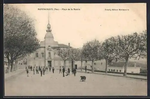 AK Montauroux, Place de la Mairie avec enfants jouant et arbres bordant la place