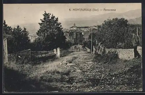 AK Montauroux, Panorama du village avec vue sur une rue bordée d`arbres et de collines lointaines