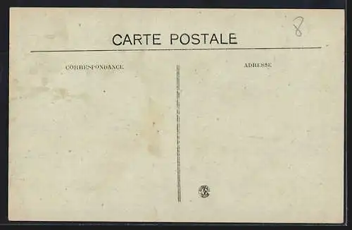 AK Montauroux, Panorama du village avec vue sur une rue bordée d`arbres et de collines lointaines