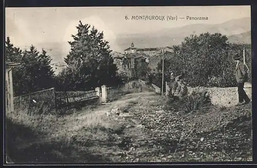 AK Montauroux, Panorama du village avec vue sur les montagnes