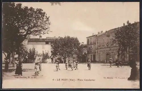 AK Le Muy, Place Gambetta animée avec passants et arbres