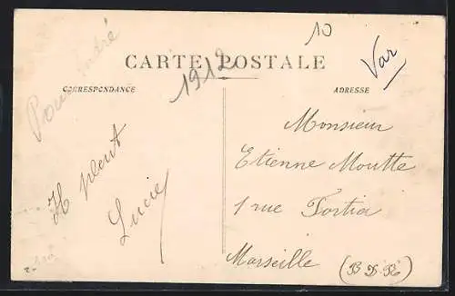 AK Pourcieux, La Place avec fontaine et terrasse d`un café